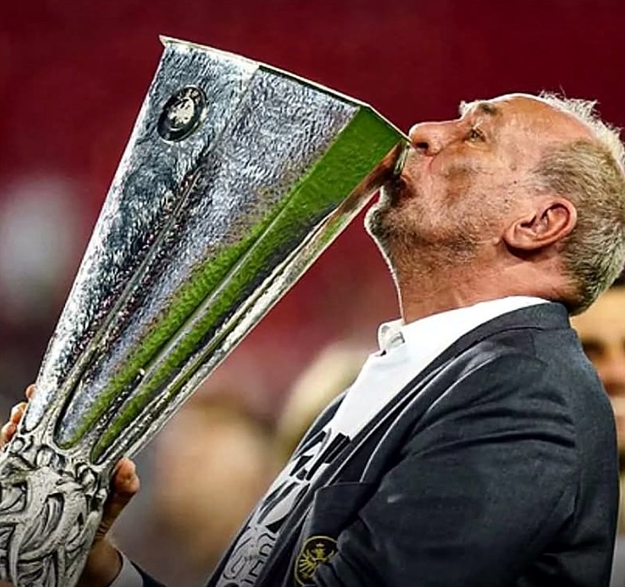 Peter Fischer küsst den Europa-League-Pokal, Sevilla 2022