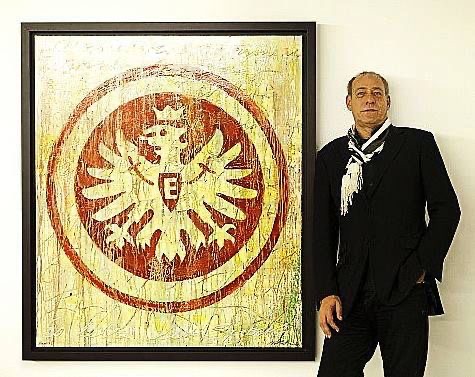 Peter Fischer als Präsident von Eintracht Frankfurt neben dem Vereinsadler